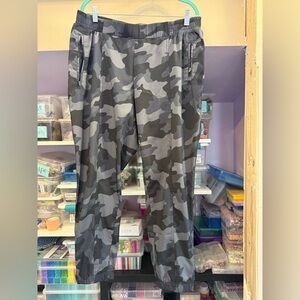 Old Navy active women’s Gray Camouflage activewear Pants